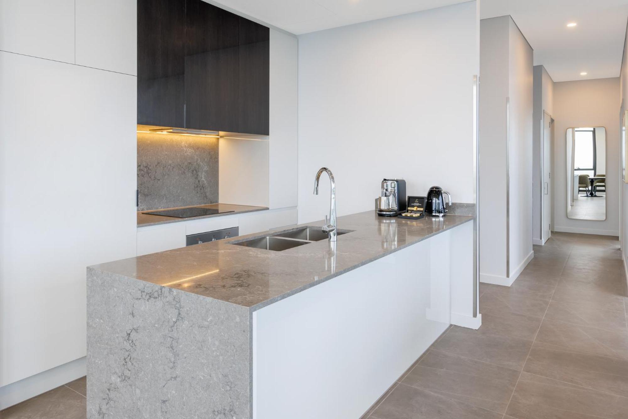 Meriton Suites Melbourne City Exterior foto A kitchen in a typical apartment
