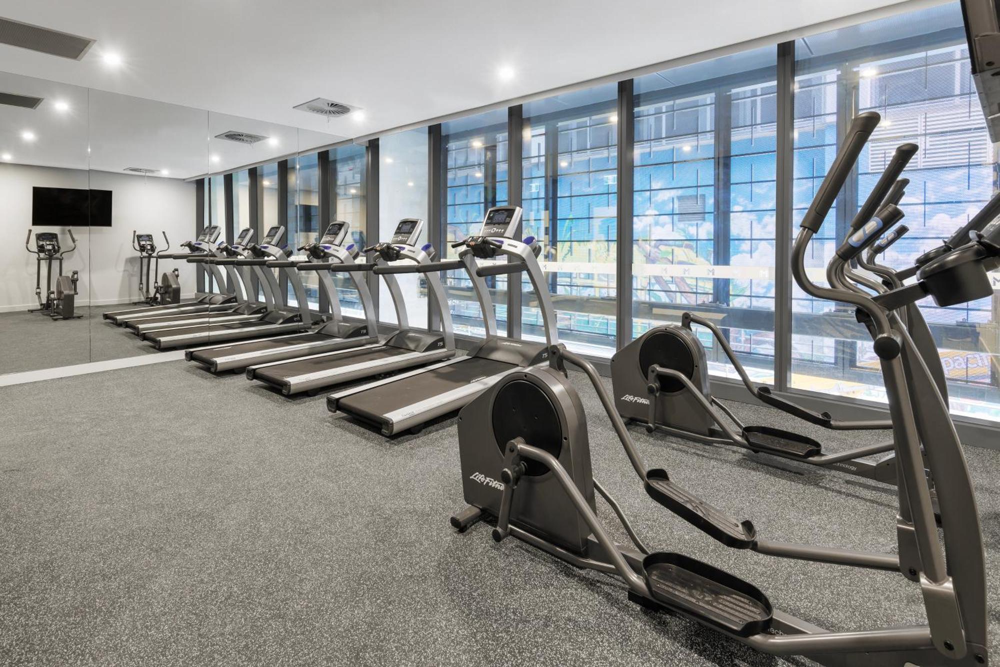 Meriton Suites Melbourne City Exterior foto A gym in a hotel
